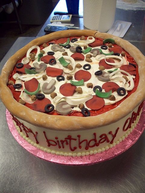 How to Decorate a Pizza Cake for a Birthday Party